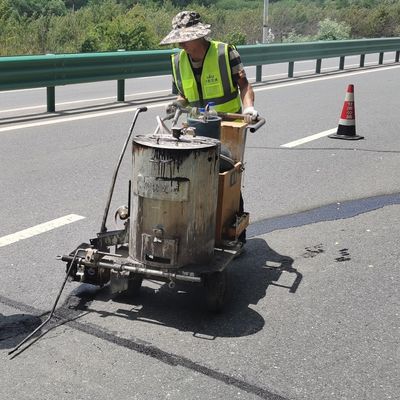 Schmelzende Asphaltstraßeneinschlaggranulate zur Ausgleichung von Brückendeckansätzen